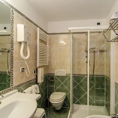 מלון Ombrosa 3*