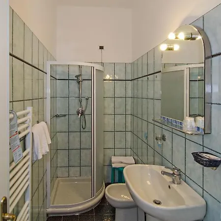 奥姆布罗萨别墅酒店 3* 马里纳-迪-皮特拉桑塔